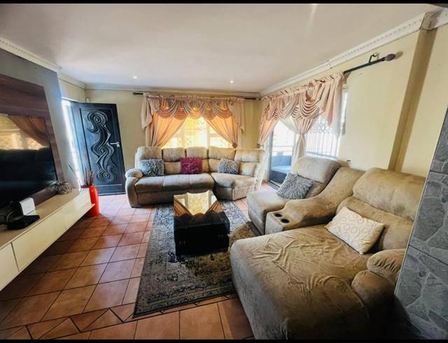 4 BEDROOM HOUSE FOR SALE IN KEMPTON PARK WEST